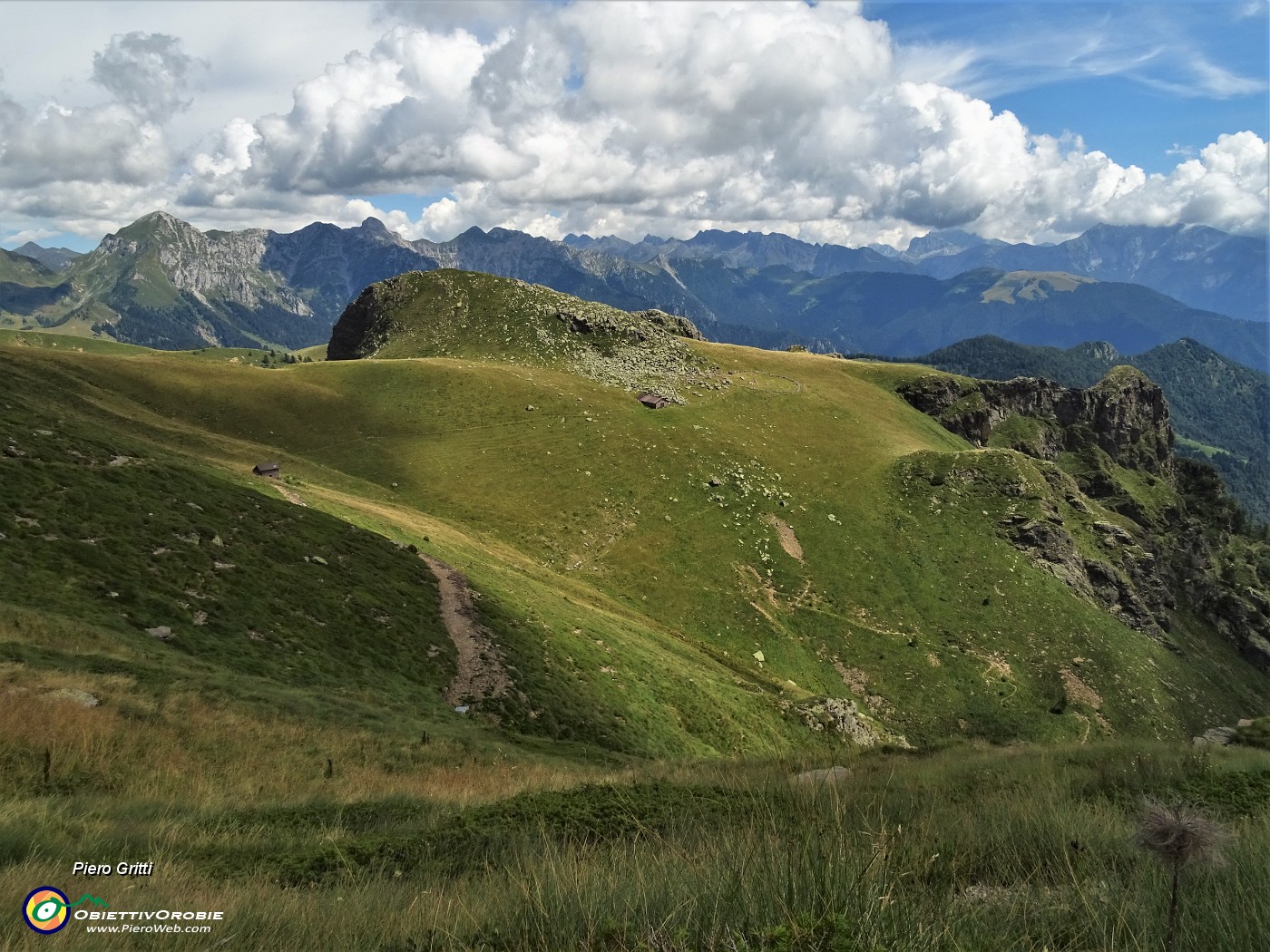 83 Vista verso i pascoli, la baita, il torrione del MIncucco.JPG